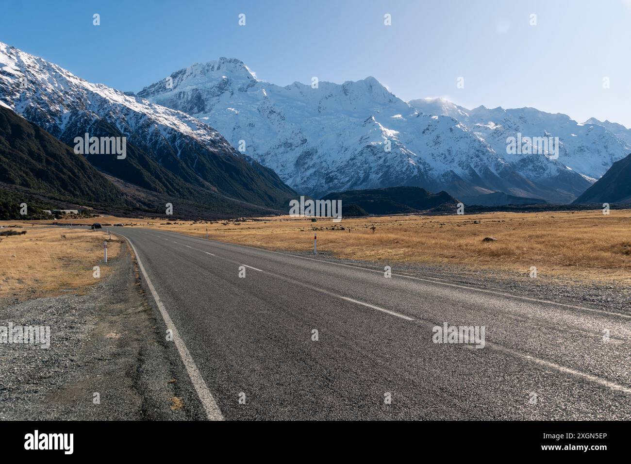 MT Cook, nuova Zelanda: Strada nella regione di Mt Cook nelle alpi meridionali dell'isola meridionale della nuova Zelanda in una soleggiata giornata invernale. Foto Stock