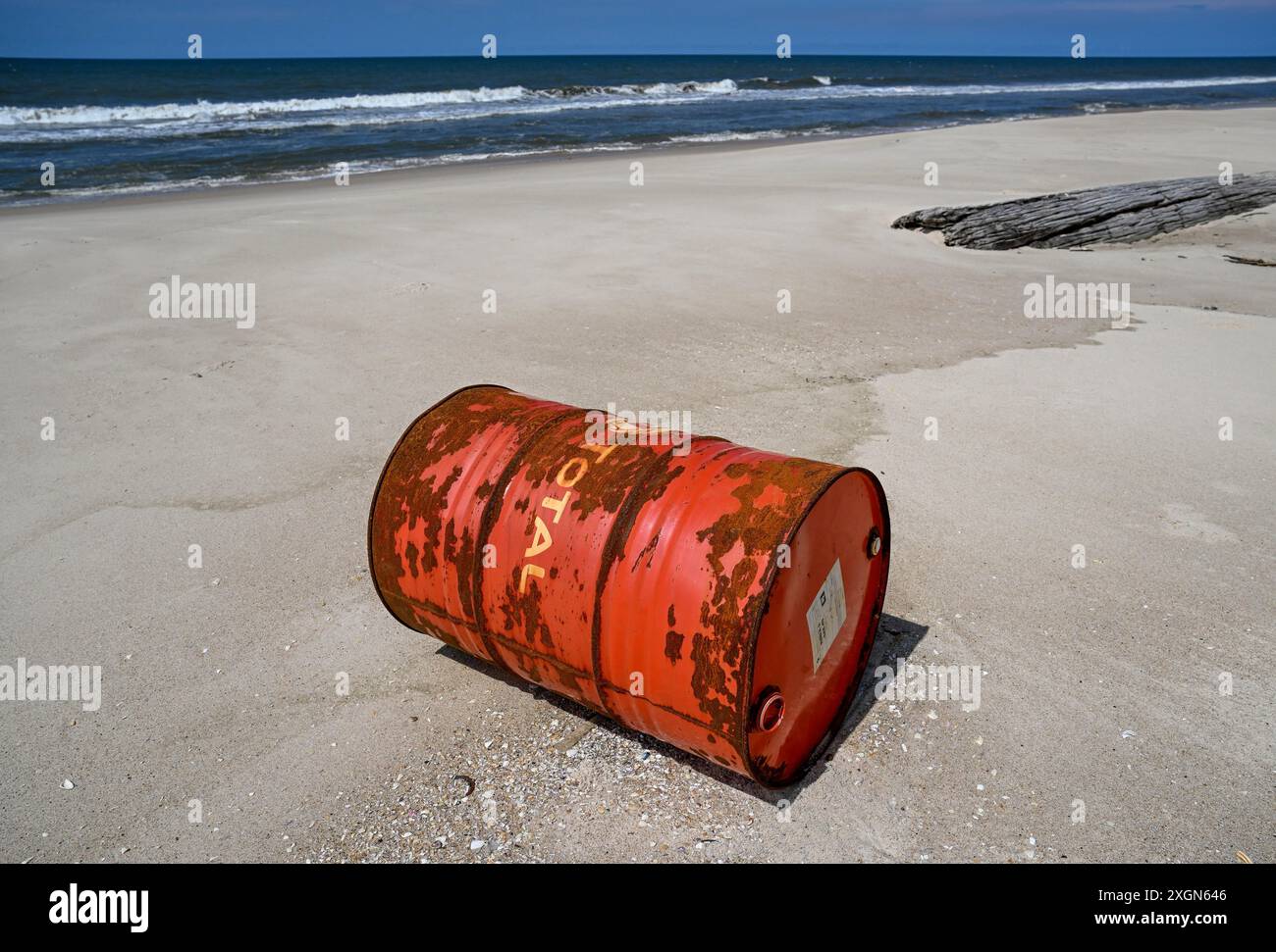 Tamburo di olio lavato sulla spiaggia, Loango National Park, Parc National de Loango, Ogooue-Maritime Province, Gabon Foto Stock