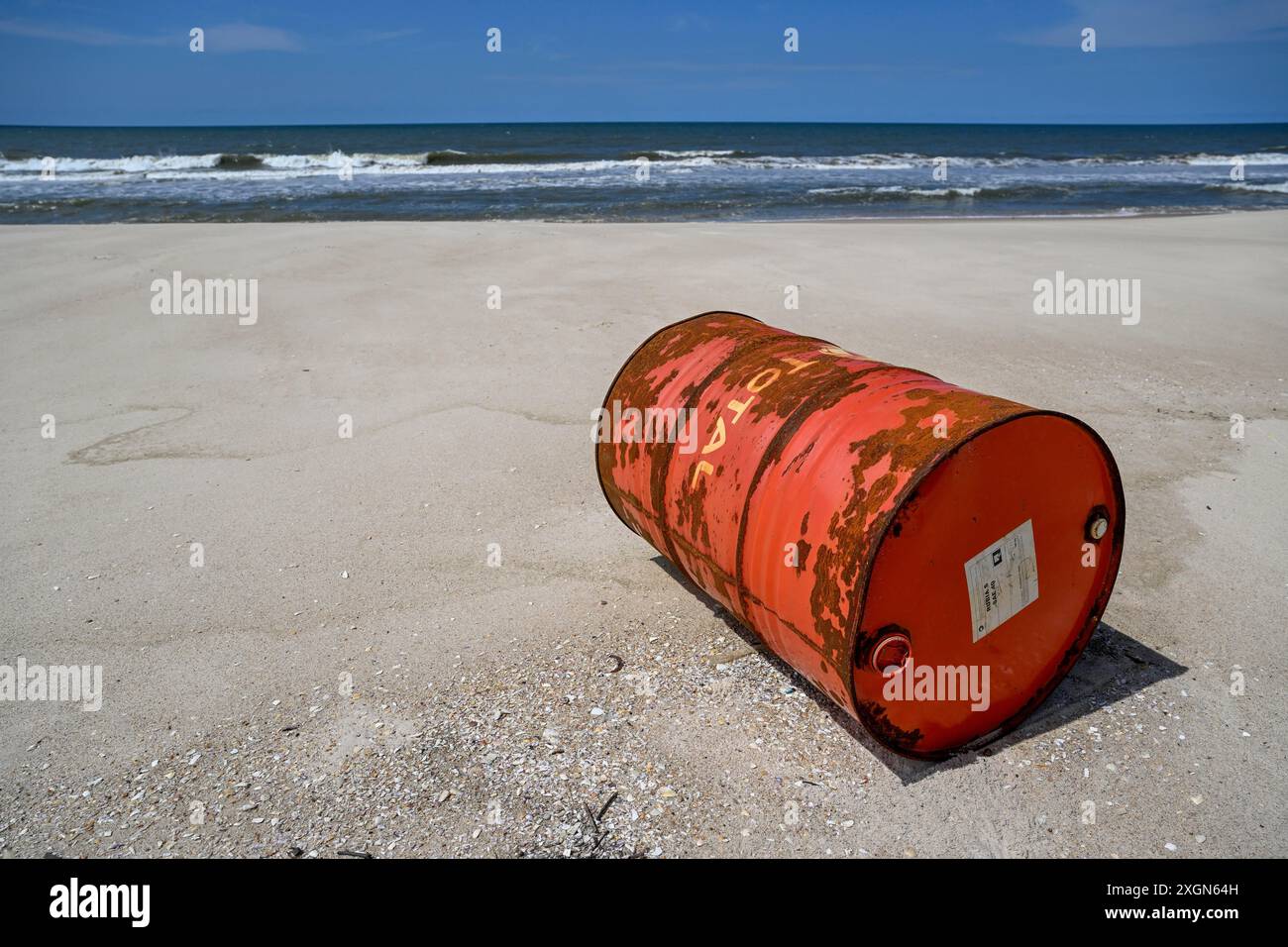 Tamburo di olio lavato sulla spiaggia, Loango National Park, Parc National de Loango, Ogooue-Maritime Province, Gabon Foto Stock