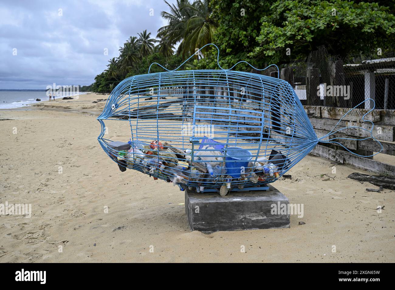 Contenitore per rifiuti di plastica lavati sulla spiaggia, Libreville, provincia dell'Estuaire, Gabon Foto Stock
