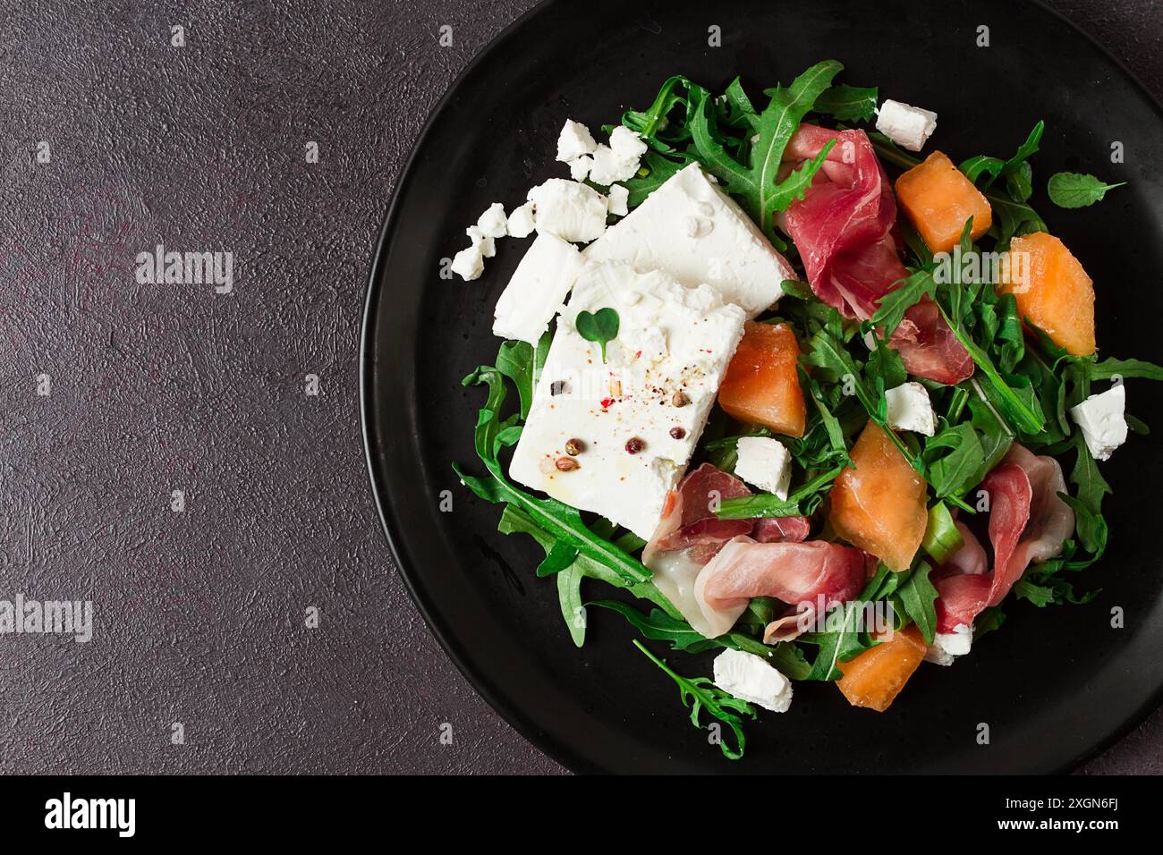 Salato, Melone mit Prosciutto, Rucola und Kaese, Sommersalat, vegetarisch, Hausgemacht, ohne Menschen Foto Stock
