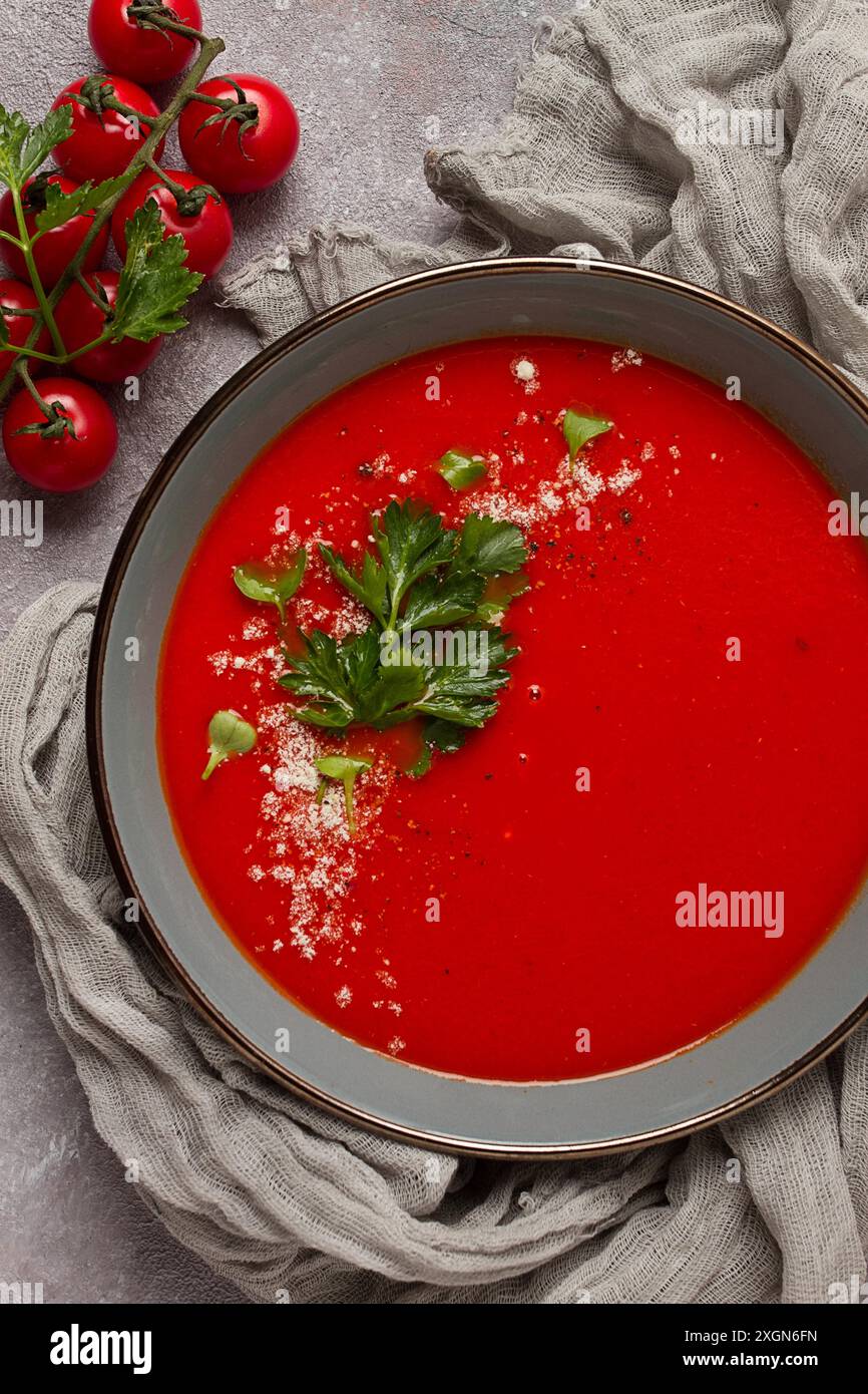 Tomatensuppe, mit Kraeutern und Gewuerzen, hausgemacht, ohne Menschen Foto Stock
