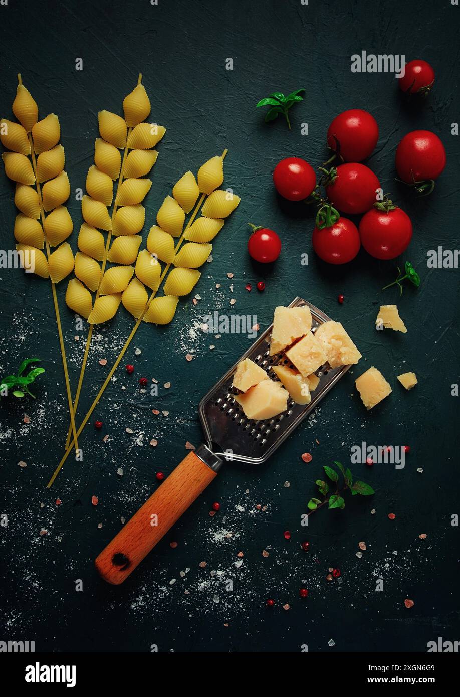 Lebensmittelkonzept, Nudeln, mit Kirsche und Parmesankaese, Draufsicht, ohne Menschen, Weizen, Nudelspiesse Foto Stock
