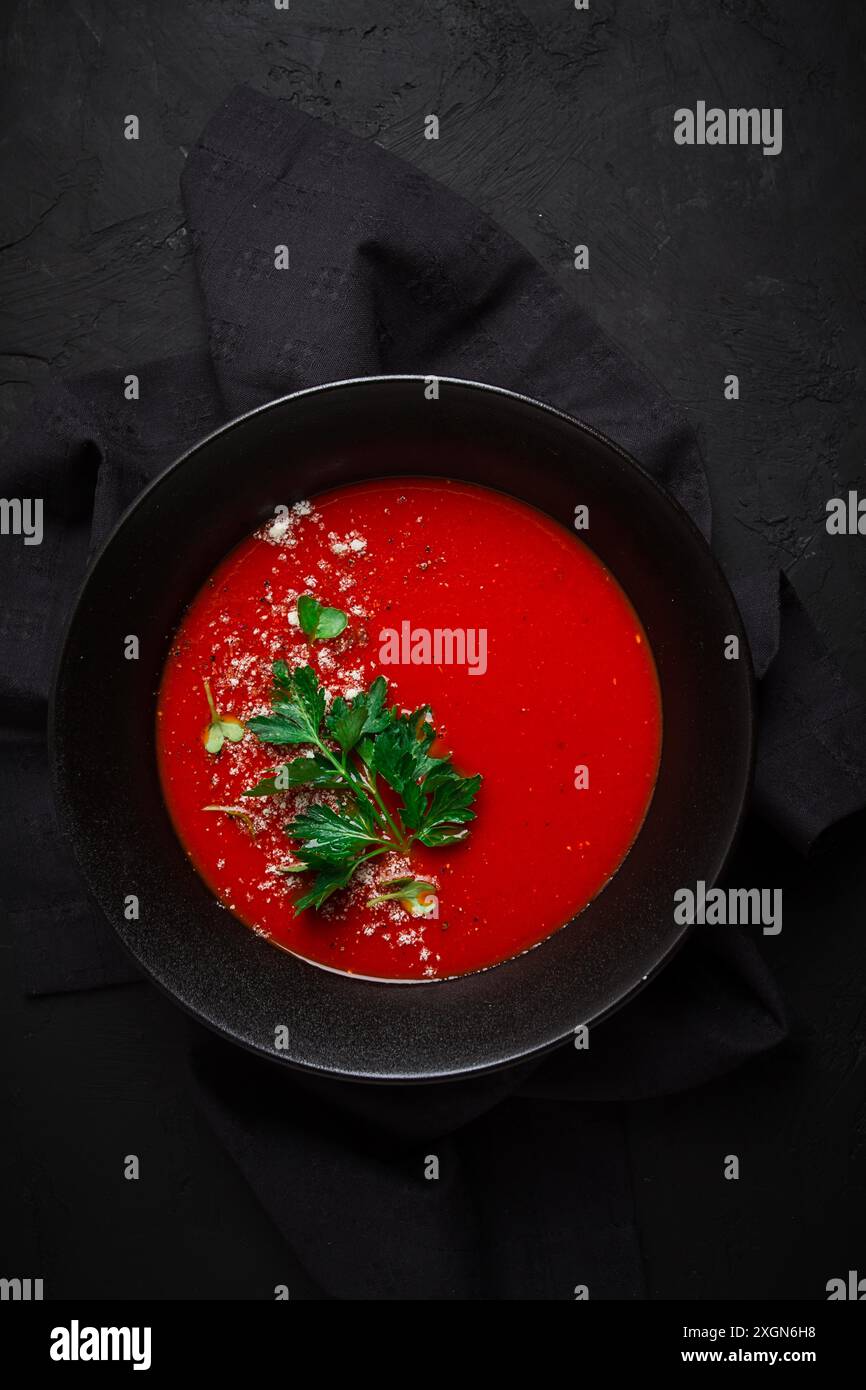 Tomatensuppe, mit Kraeutern und Gewuerzen, hausgemacht, ohne Menschen Foto Stock