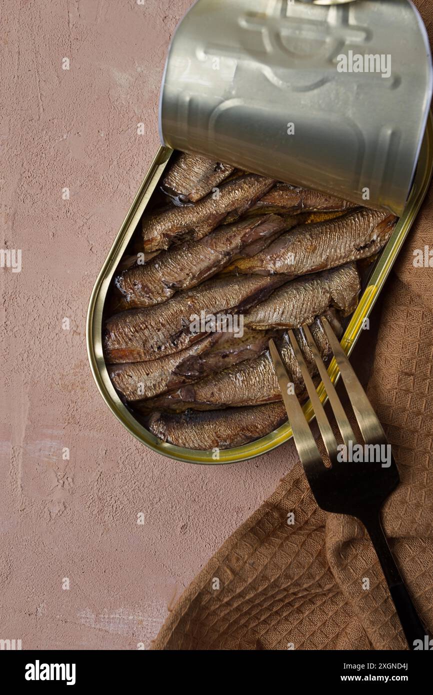 Spratti in olio, pesce affumicato in scatola, aperto, primo piano, vista dall'alto, niente persone Foto Stock