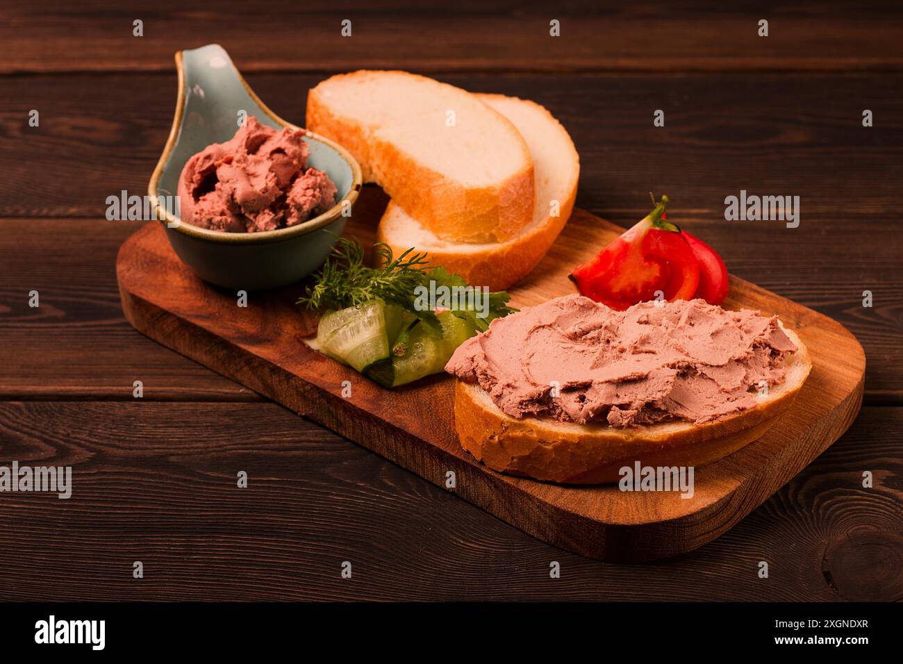 Pate di carne di fegato, su pane bianco, su sfondo di legno, colazione, primo piano, nessuna gente, attenzione selettiva, pasticcio, pastete Foto Stock