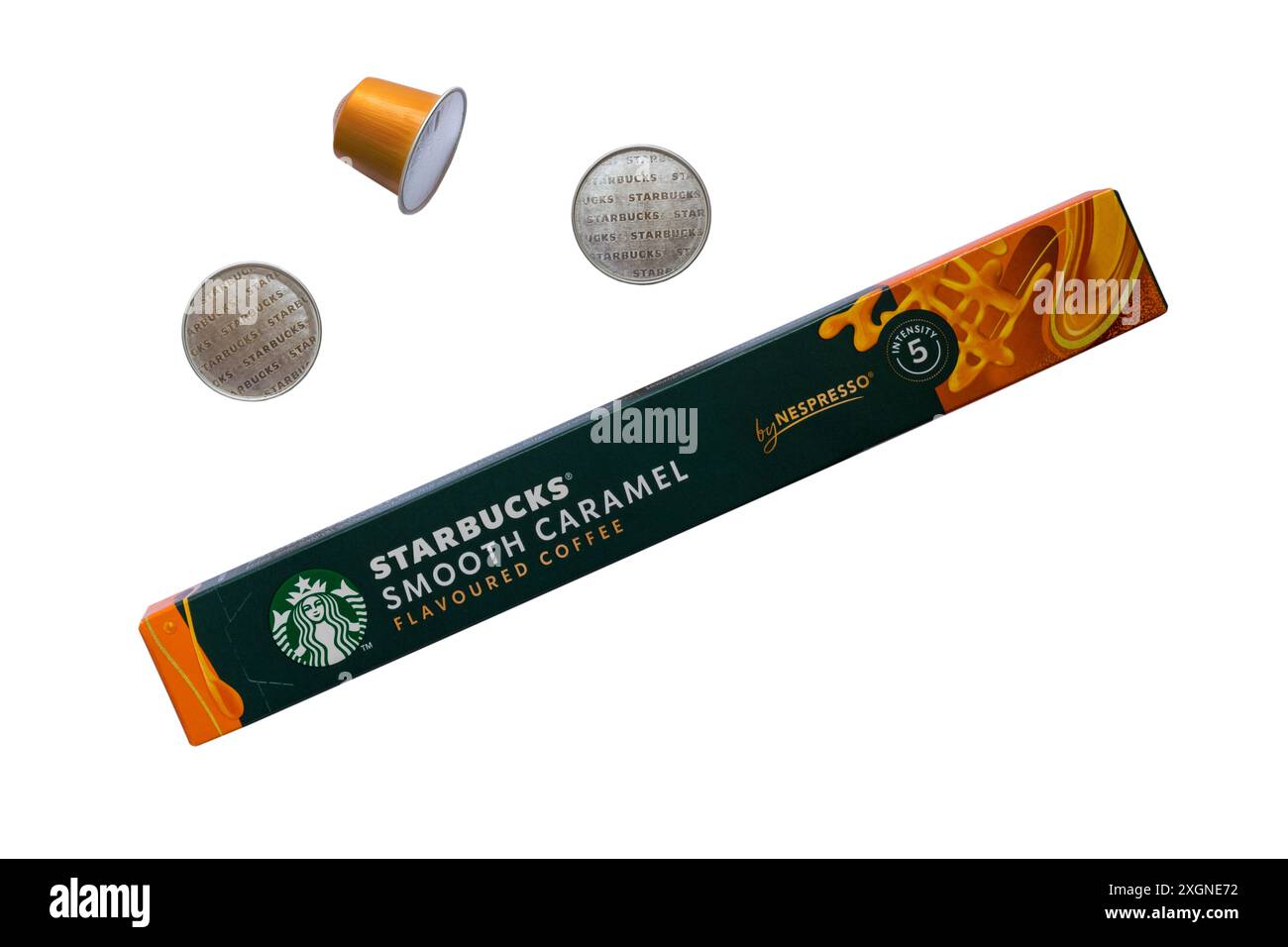 Scatola di capsule caffè Starbucks Smooth Caramel aromatizzate di Nespresso con tre capsule rimosse isolate su sfondo bianco Foto Stock