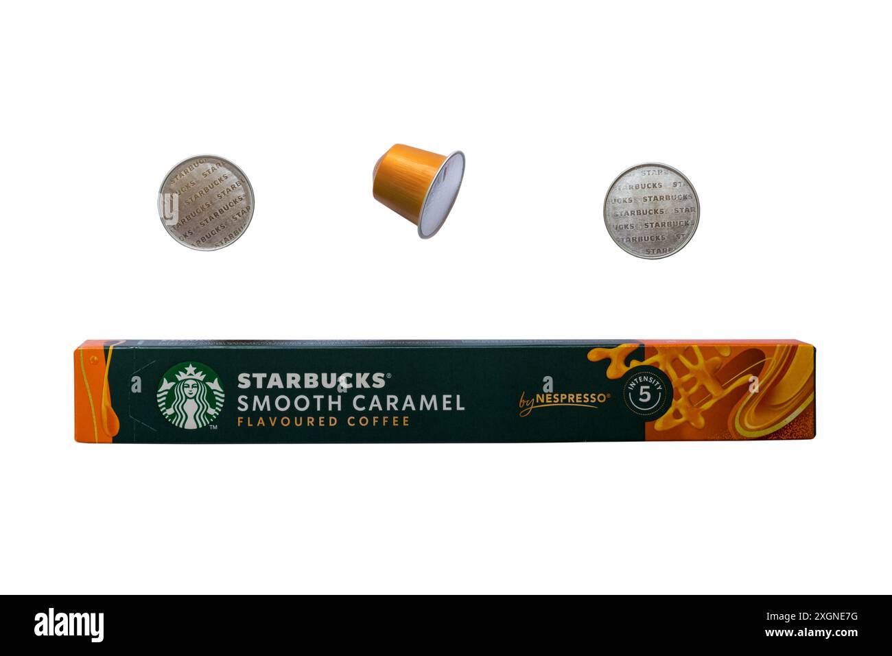Scatola di capsule caffè Starbucks Smooth Caramel aromatizzate di Nespresso con tre capsule rimosse isolate su sfondo bianco Foto Stock