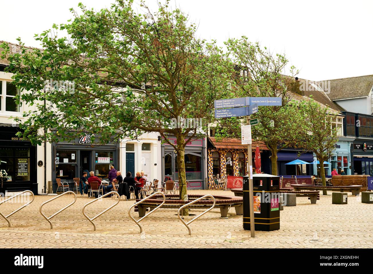 Caffè e ristoranti sul marciapiede a Cedar Square, Blackpool, Regno Unito Foto Stock