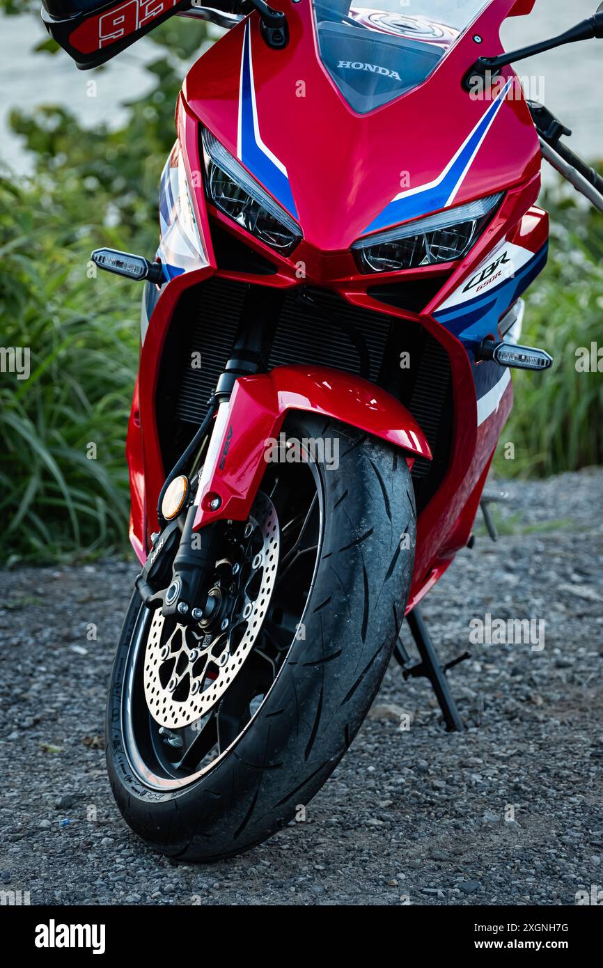 Modello giapponese Honda modello CBR 650 R. Grande motocicletta sportiva Honda parcheggiata su strada. Motori sportivi. Logo Honda Super Sport Motorcycle-Thail Foto Stock