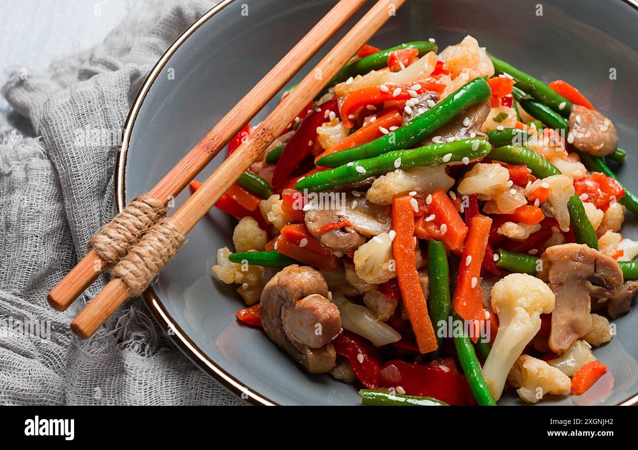 Wok, verdure in stile asiatico, cibo di strada, verdure miste, nessuna gente, vista dall'alto Foto Stock