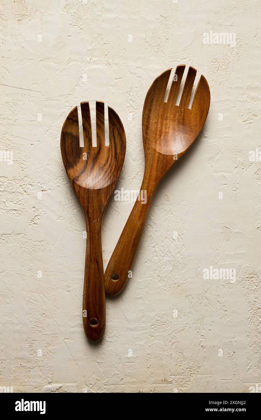 Cucchiaio di legno, con chiodi di garofano, per insalata, due pezzi, legno naturale, vista dall'alto Foto Stock