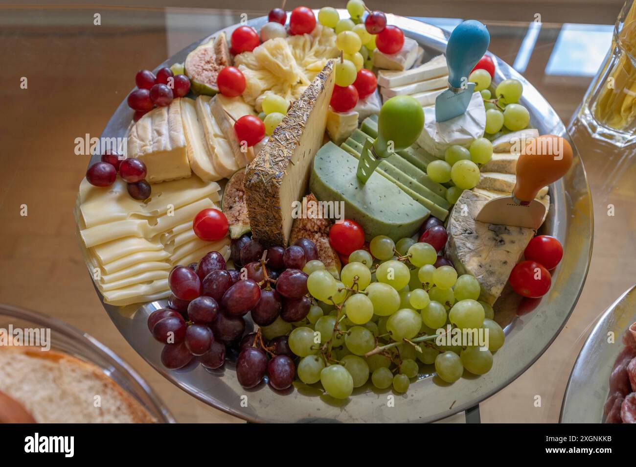 Vassoio di formaggi con diversi tipi di formaggio e uva, Baviera, Germania Foto Stock
