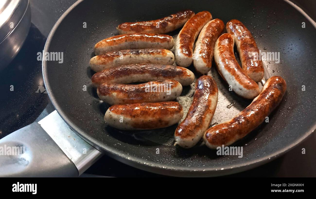 Salsicce di Norimberga appena tostate in padella, Baviera, Germania Foto Stock