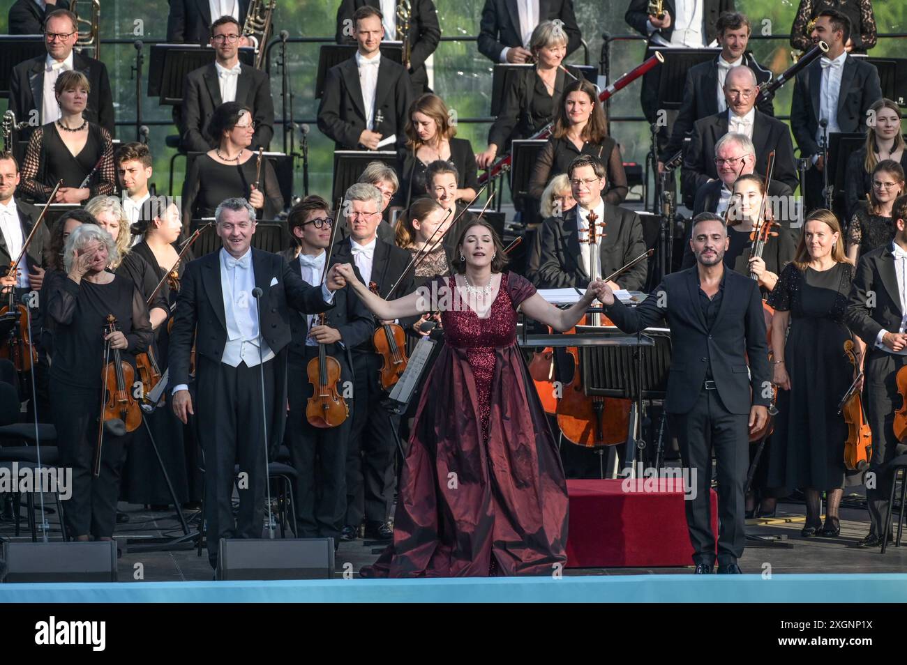 Open Air Konzert mit dem Linzer Brucknerorchester, unter der Leitung Seines Chefdirigenten Markus Poschner, auf der Toscana-Halbinsel a Gmunden, AM 06.07.2024. DAS Bild zeigt eine Szene aus dem Konzert auf der Toscana Halbinsel a Gmunden. v.l.n.r.: Chefdirigent Markus Poschner, Sopranistin Erica Eloff, Bassbariton Erwin Schrott 2024 - Open Air Konzert mit dem Linzer Brucknerorchester, unter der Leitung Seines Chefdirigenten Markus Poschner, auf der Toscana-Halbinsel a Gmunden, am 06.07.2024. *** Concerto all'aperto con l'Orchestra Linz Bruckner, sotto la direzione del suo direttore principale ma Foto Stock