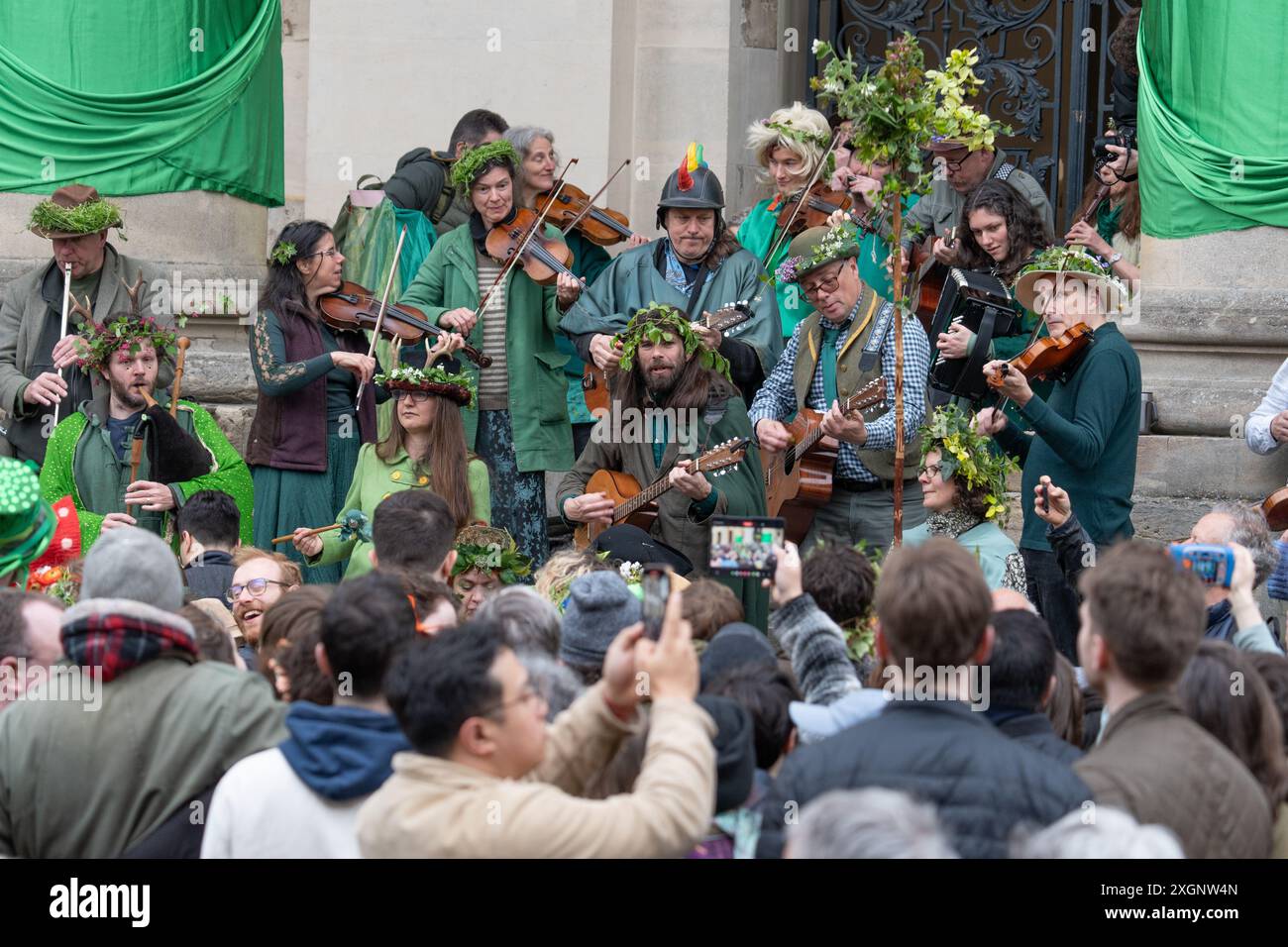 I membri della band Whrly suonano musica folk tradizionale alle May Morning Celebrations di Oxford Foto Stock