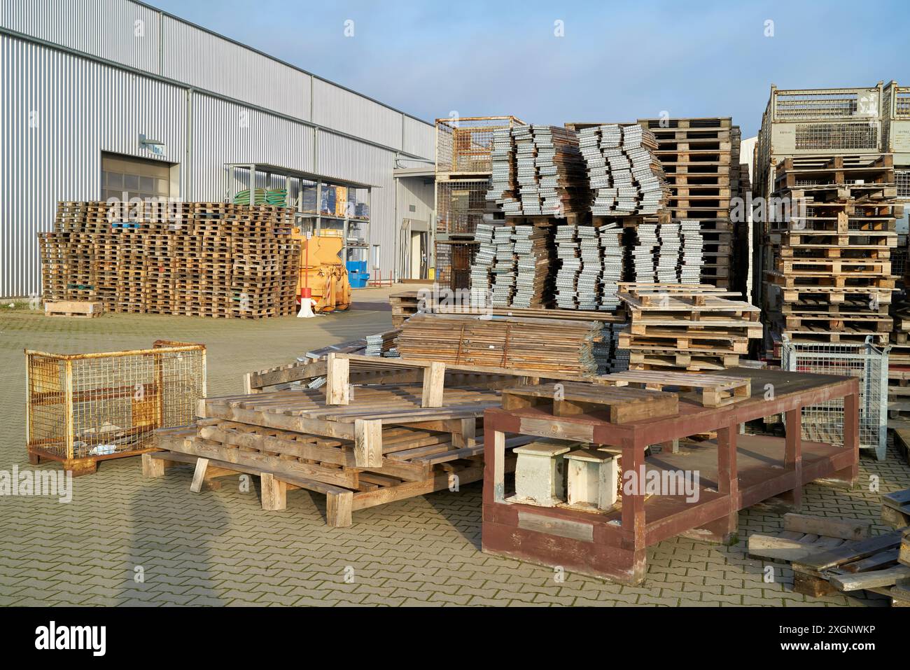 Area di stoccaggio di una fabbrica in disuso in una zona industriale a Magdeburgo Foto Stock