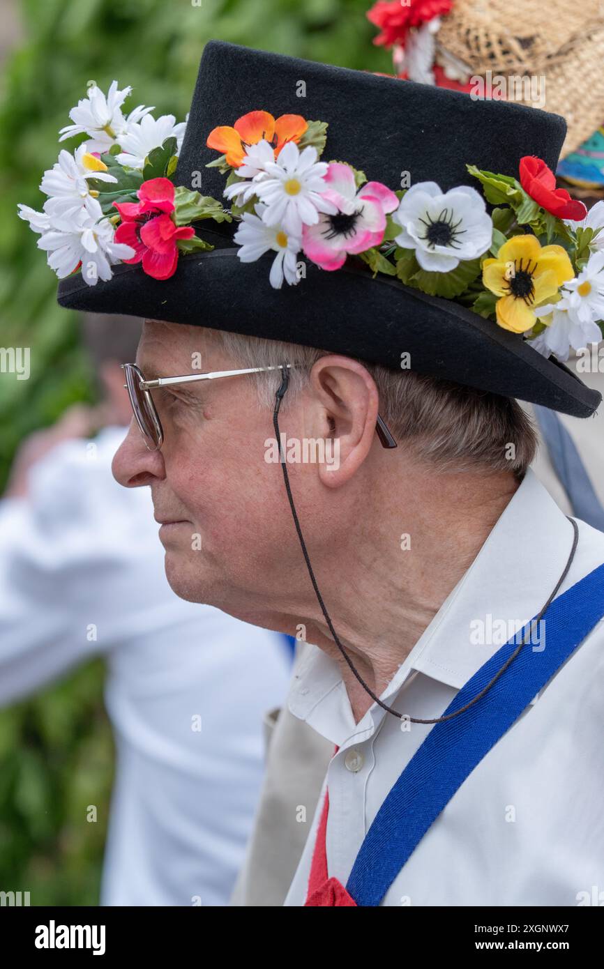 Un membro dell'Oxford City Morris, che indossa un cappello adornato con fiori primaverili Foto Stock