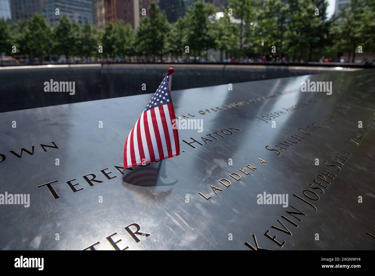 Le bandiere miniature Stars and Stripes segnano i nomi dei ricordati al National September 11 Memorial per l'attacco terroristico del WTC a New York nel 2001 Foto Stock