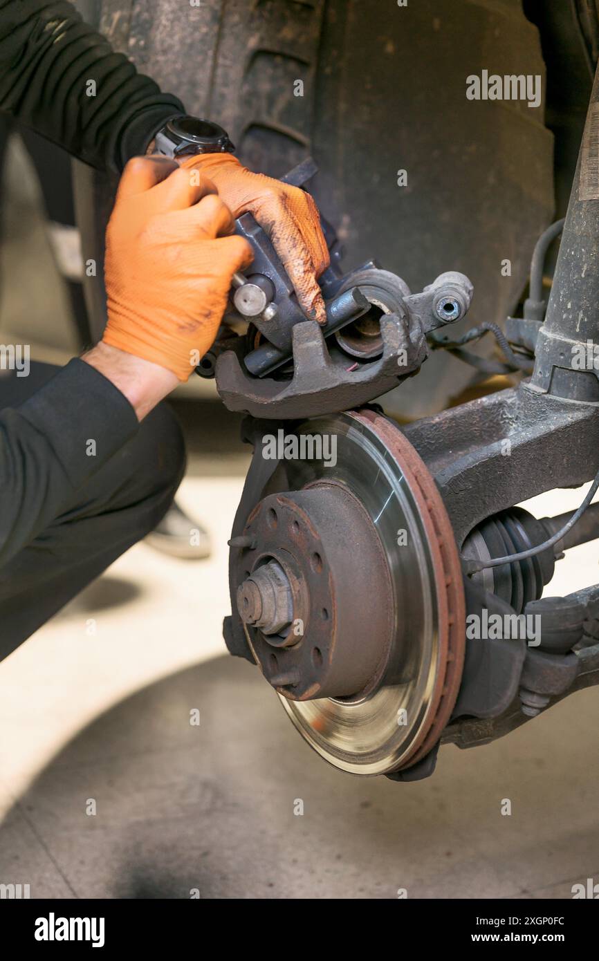 Primo piano delle pastiglie dei freni per la riparazione meccanica dell'auto. Foto di alta qualità Foto Stock