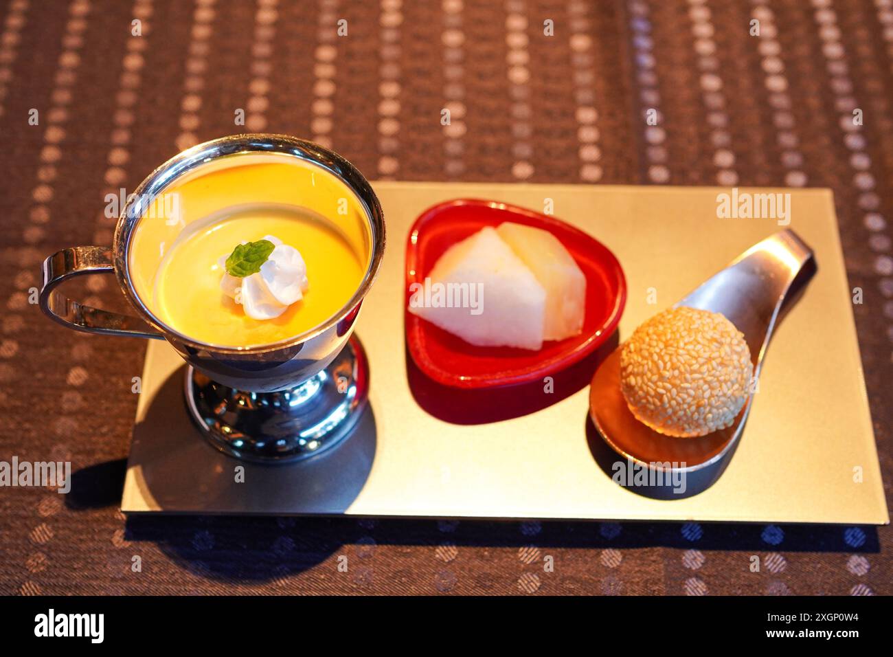 Budino di mango in una tazza d'argento Foto Stock