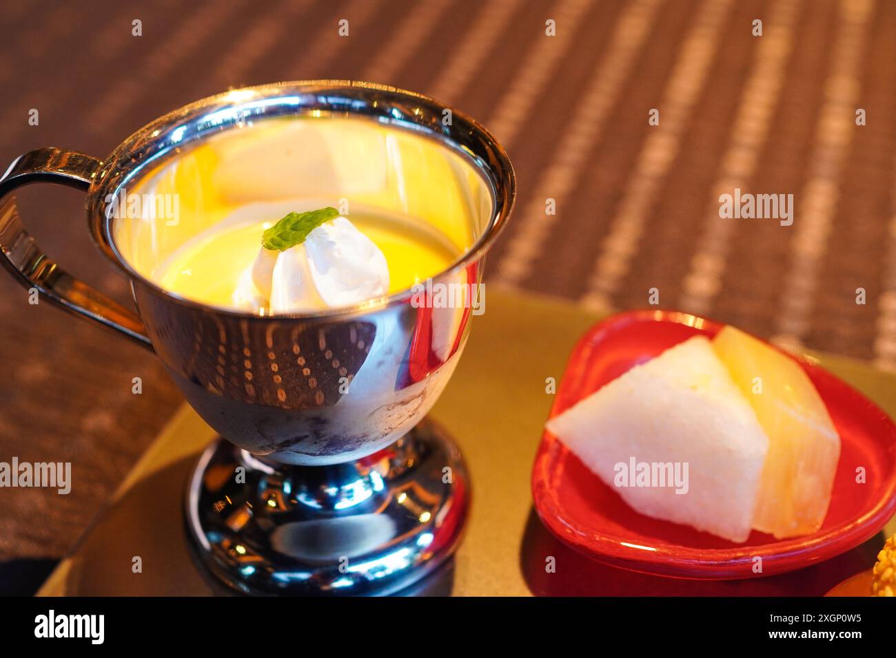 Budino di mango in una tazza d'argento Foto Stock