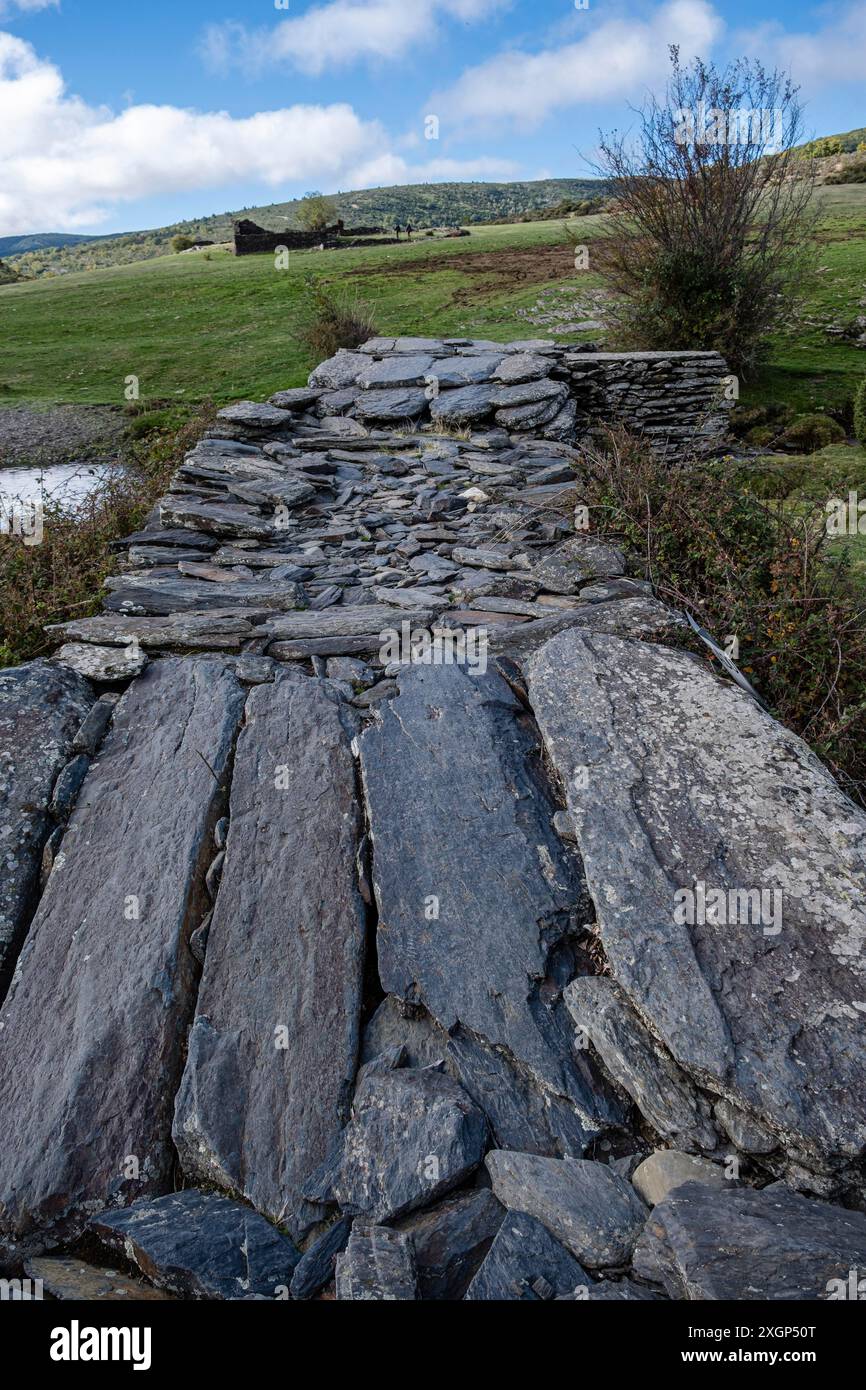 Ponte a lastra sul fiume Lillas, Parco naturale della Sierra Norte de Guadalajara, Cantalojas, Guadalajara, Spagna Foto Stock