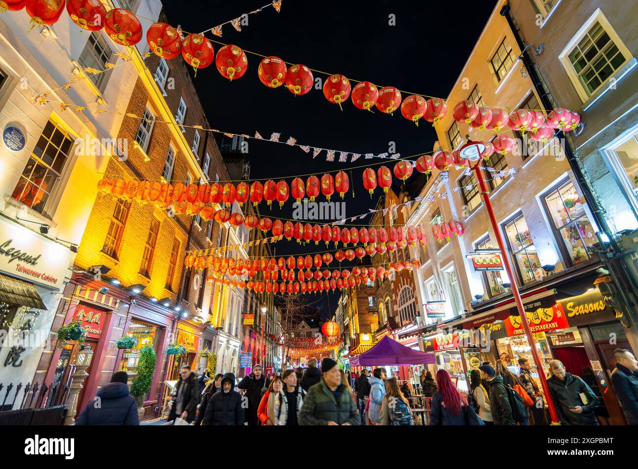 Gente in via Gerrard decorata con lanterne rosse cinesi, Chinatown di notte a Londra, Regno Unito Foto Stock