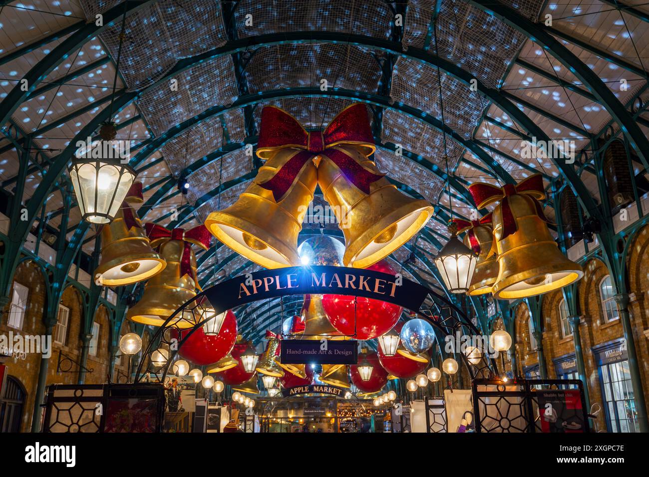 Luci di Natale all'Apple Market Covent Garden di Londra, Regno Unito Foto Stock