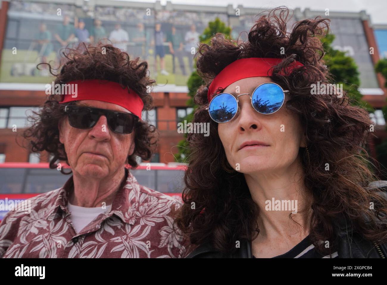 Londra, Regno Unito. 10 luglio 2024 . Un manifestante come John McEnroe si presenta davanti a uno striscione che recita "Shame Set and Match" per protestare contro l'All England Lawn Tennis Club usando Barclays come sponsor del Wimbledon Championships che sta finanziando la distruzione di antiche foreste, alimentando il crollo climatico, e società di finanziamento che forniscono armi legate a Israele Credit: Amer Ghazzal/Alamy Live News Foto Stock