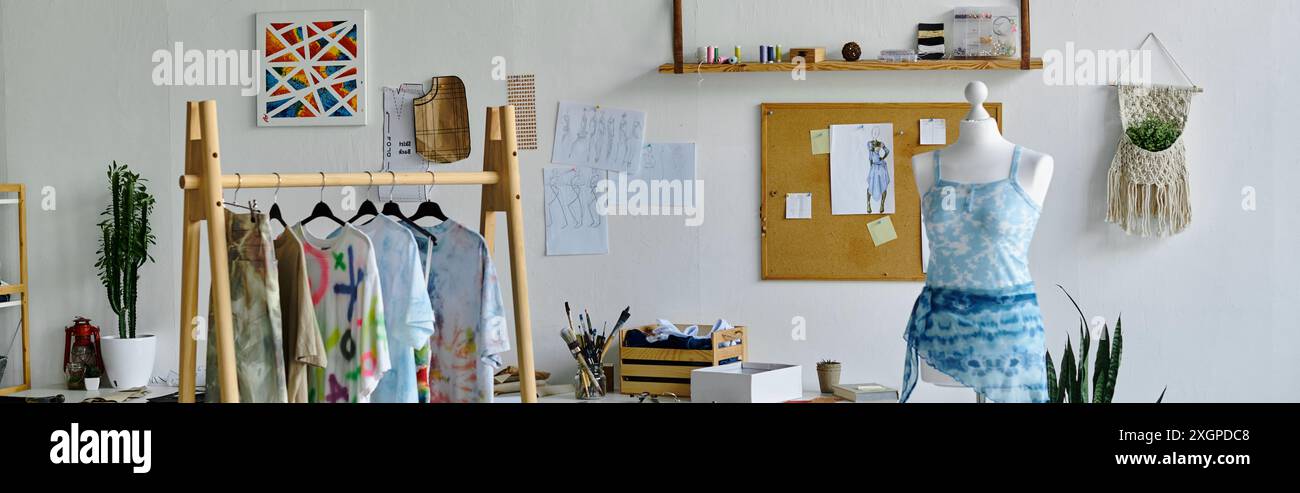 Uno sguardo allo spazio creativo di un giovane stilista gay, che mostra il suo lavoro rianimando e trasformando l'abbigliamento scartato. Foto Stock