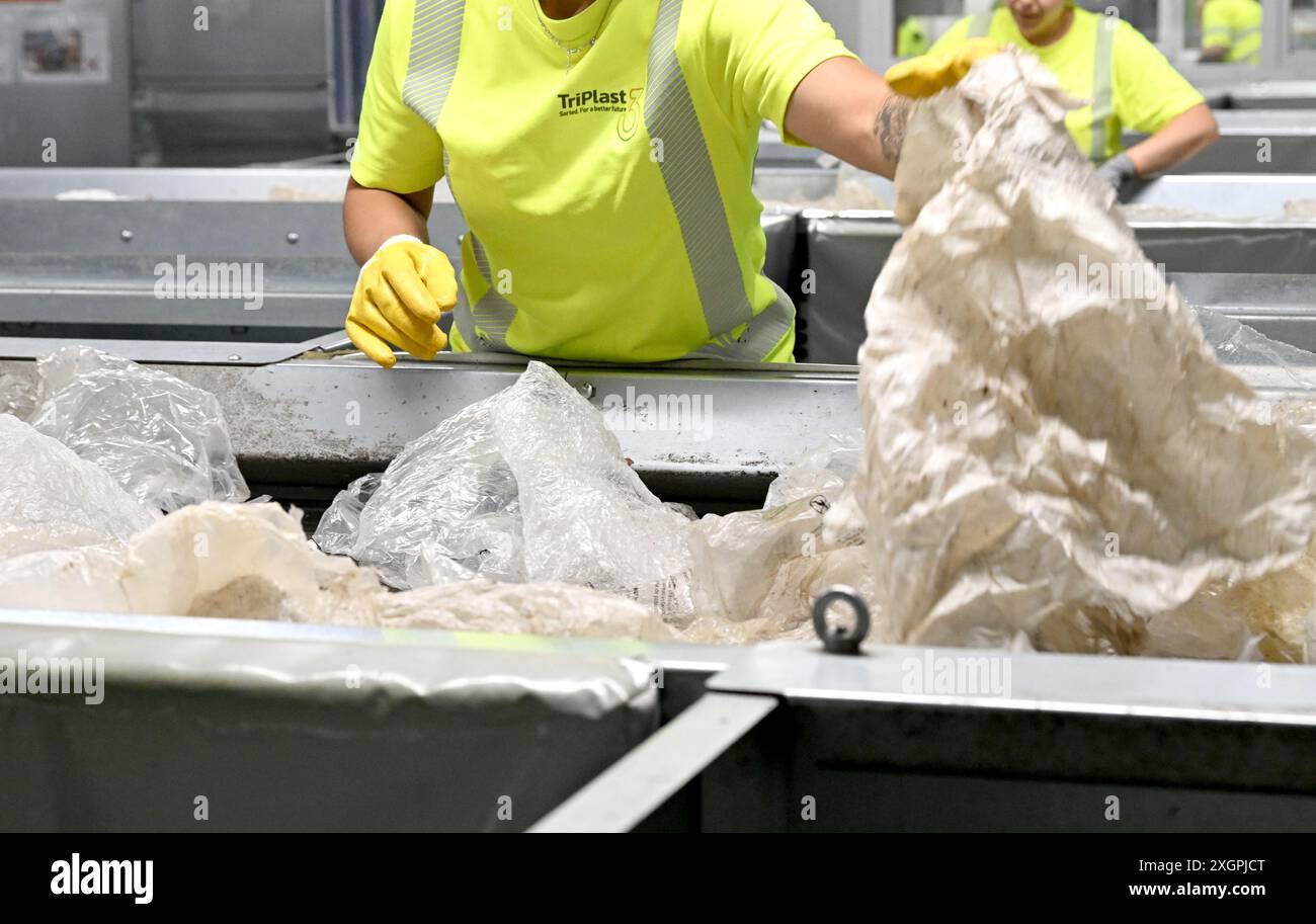 IMMAGINE TEMATICA - progetto "immagine del futuro": L'impianto di selezione delle materie plastiche più moderno d'Europa si trova a Enns (alta Austria), nella foto di lunedì 1° luglio 2024. L'impianto è in grado di gestire 20 tonnellate all'ora, offrendo a TriPlast una capacità annuale di 100.000 tonnellate di imballaggi in plastica e metallo. Nella foto: Dipendenti in piedi a cinghie di smistamento - 20240701 PD17844 Foto Stock IMMAGINE TEMATICA - progetto "immagine del futuro": L'impianto di selezione delle materie plastiche più moderno d'Europa si trova a Enns (alta Austria), nella foto di lunedì 1° luglio 2024. L'impianto è in grado di gestire 20 tonnellate all'ora, offrendo a TriPlast una capacità annuale di 100.000 tonnellate di imballaggi in plastica e metallo. Nella foto: Dipendenti in piedi a cinghie di smistamento - 20240701 PD17844 Foto Stock