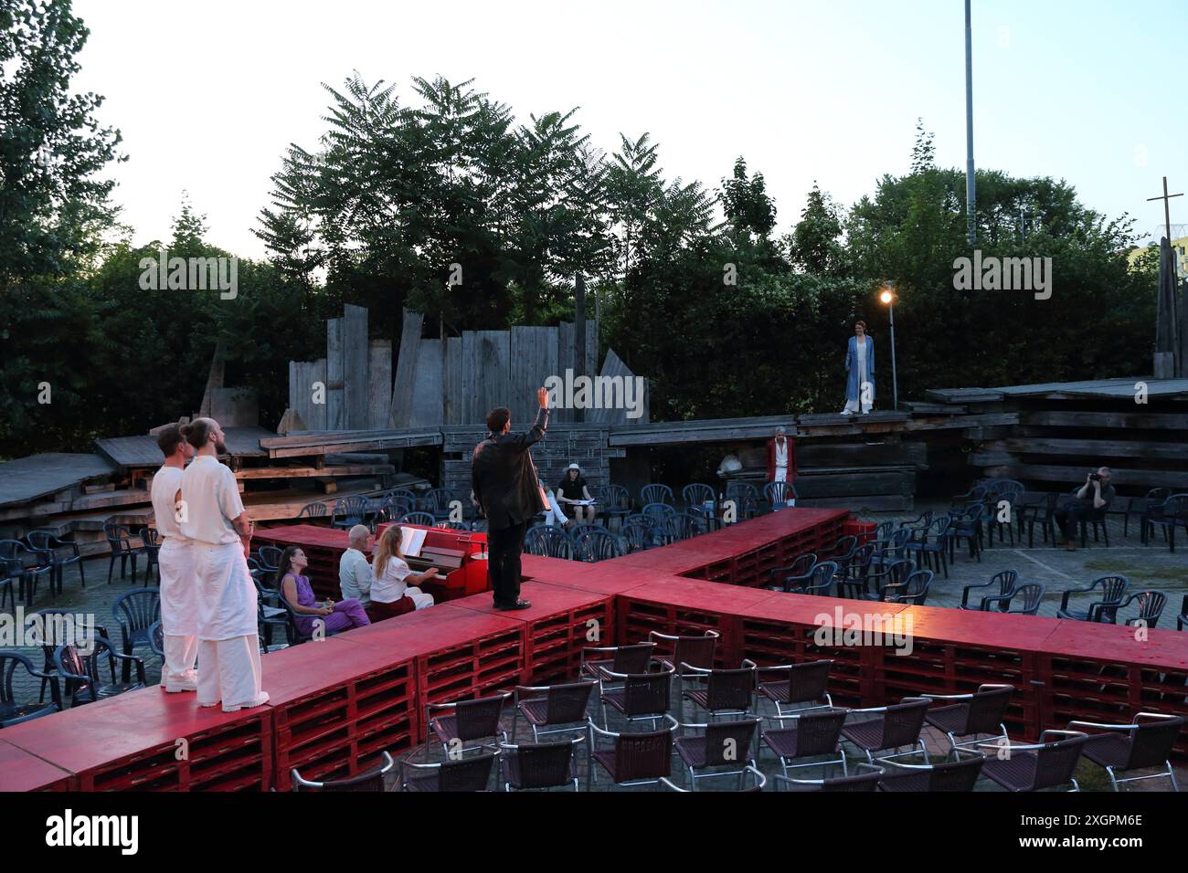 Benjamin Krüger mittig, als Hamlet und Helena Krey hinten oben, als Ophelia, Geist, Raimund, Fortinbras sowie Ensemble während der Fotoprobe für das Stück Hamlet auf der temporären Open-Air-Bühne des Globe Theater di Berlino, 9. Juli 2024. // Von William Shakespeare. Regie Mathias Schönsee. Bühne und Kostüme Luisa Holst. Prima esecuzione alle 11:00. Juli 2024, von der englischsprachigen Fassung am 1. Agosto 2024. Globe Theater Berlin Hamlet *** Benjamin Krüger Centre, nei panni di Amleto e Helena Krey Back Top, nei panni di Ophelia, Ghost, Raimund, Fortinbras e ensemble durante le prove fotografiche per lo spettacolo Amleto On Foto Stock