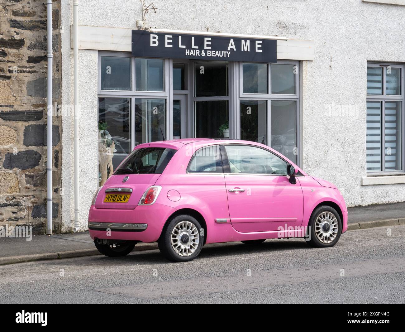 Un'auto rosa fuori da un parrucchiere e salone di bellezza a Macduff nell'Aberdeenshire, Scozia, Regno Unito. Foto Stock