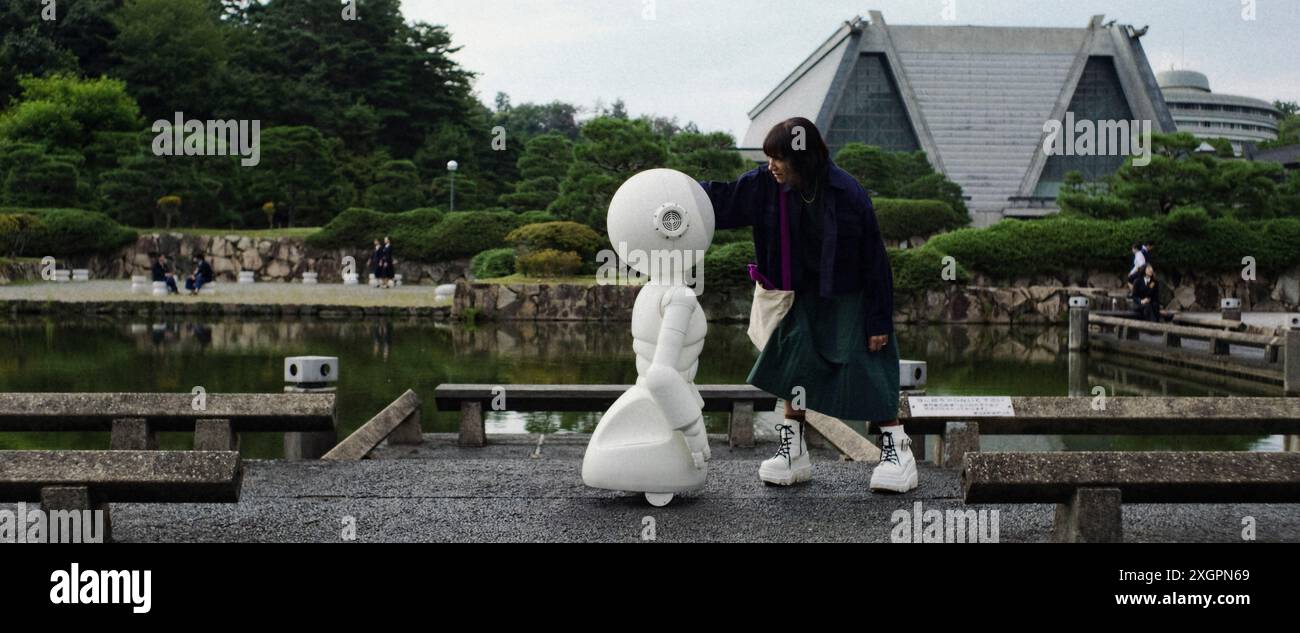 Sunny (2024) serie TV creata da Katie Robbins e interpretata da Rashida Jones nel ruolo di Suzie, una donna americana che vive in Giappone che insieme a Sunny, un robot domestico realizzato dalla compagnia del marito, scopri l'oscura verità su ciò che è realmente successo al marito e al figlio di Suzie scomparso in un misterioso incidente aereo. Pubblicità ancora dall'episodio 2 'non incolpare la macchina' ***SOLO PER USO EDITORIALE***. Credito: BFA / Apple TV+ Foto Stock