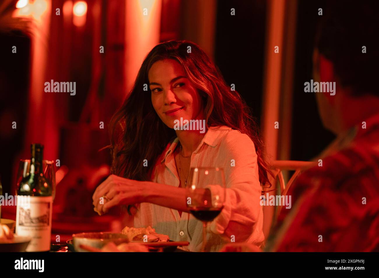 Bad Monkey (2024) serie TV creata da Bill Lawrence e interpretata da Michelle Monaghan nel ruolo di Bonnie WIT. Un ex dipartimento di polizia di Miami che ora è un ispettore sanitario nelle Florida Keys e si imbatte in un caso che inizia con un braccio umano pescato dai turisti. Pubblicità ancora dall'episodio 1 **SOLO PER USO EDITORIALE***. Credito: BFA / Apple TV+ Foto Stock