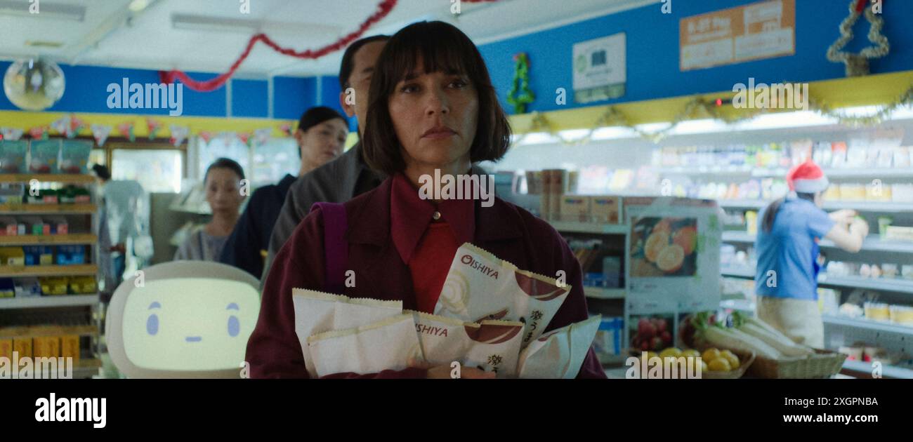 Sunny (2024) serie TV creata da Katie Robbins e interpretata da Rashida Jones nel ruolo di Suzie, una donna americana che vive in Giappone che insieme a Sunny, un robot domestico realizzato dalla compagnia del marito, scopri l'oscura verità su ciò che è realmente successo al marito e al figlio di Suzie scomparso in un misterioso incidente aereo. Pubblicità ancora dall'episodio 1 'e' in frigoriferi' ***SOLO PER USO EDITORIALE***. Credito: BFA / Apple TV+ Foto Stock