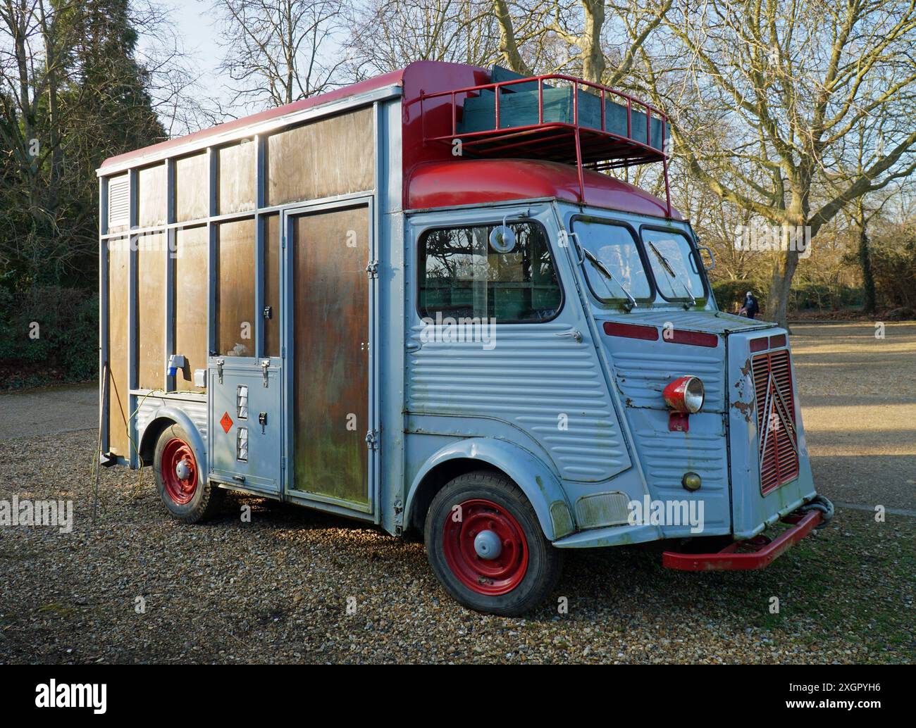 Conversione furgone Classic Citroën H parcheggiata. Foto Stock