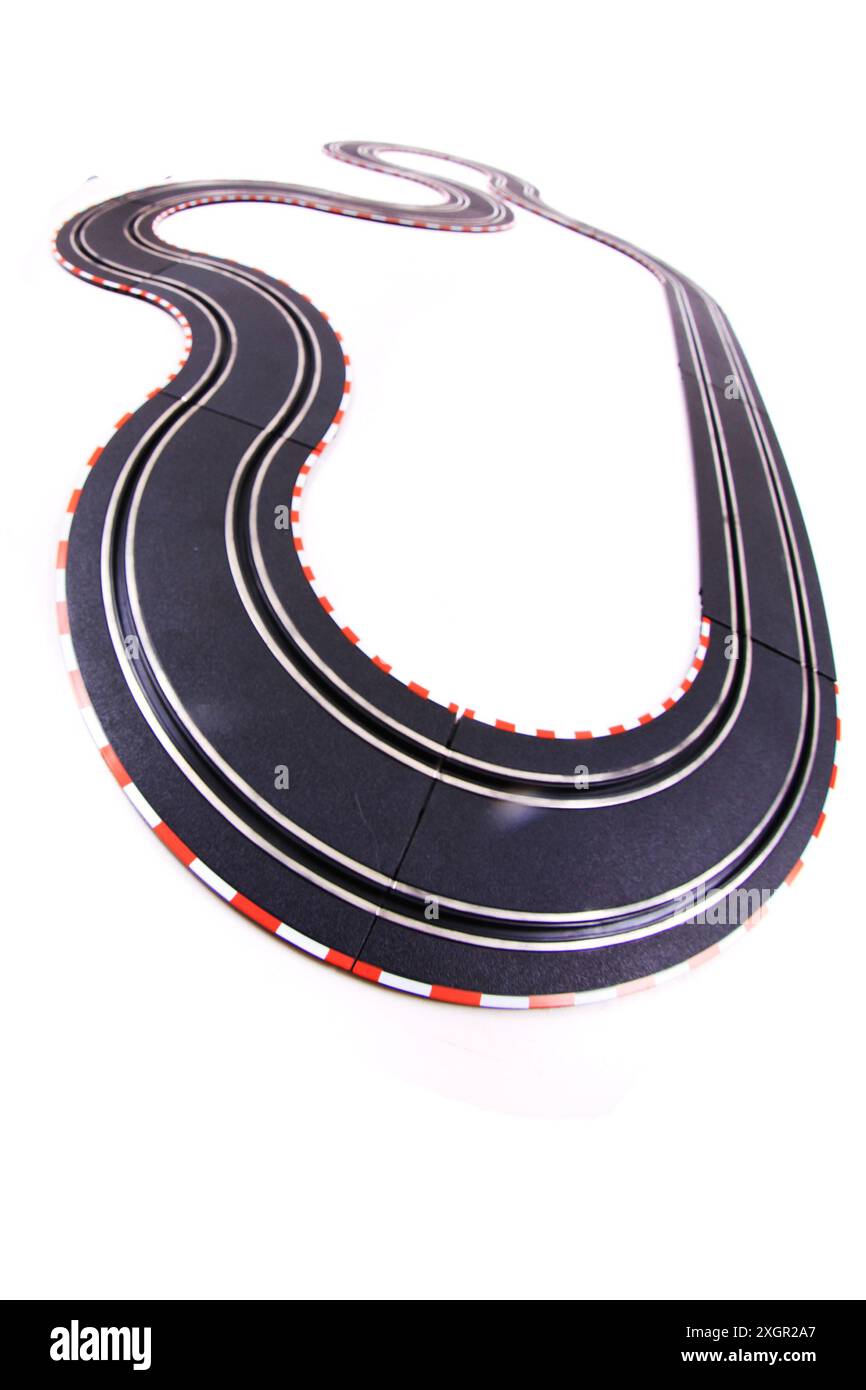 pista da corsa per auto giocattolo isolata sullo sfondo bianco Foto Stock pista da corsa per auto giocattolo isolata sullo sfondo bianco Foto Stock