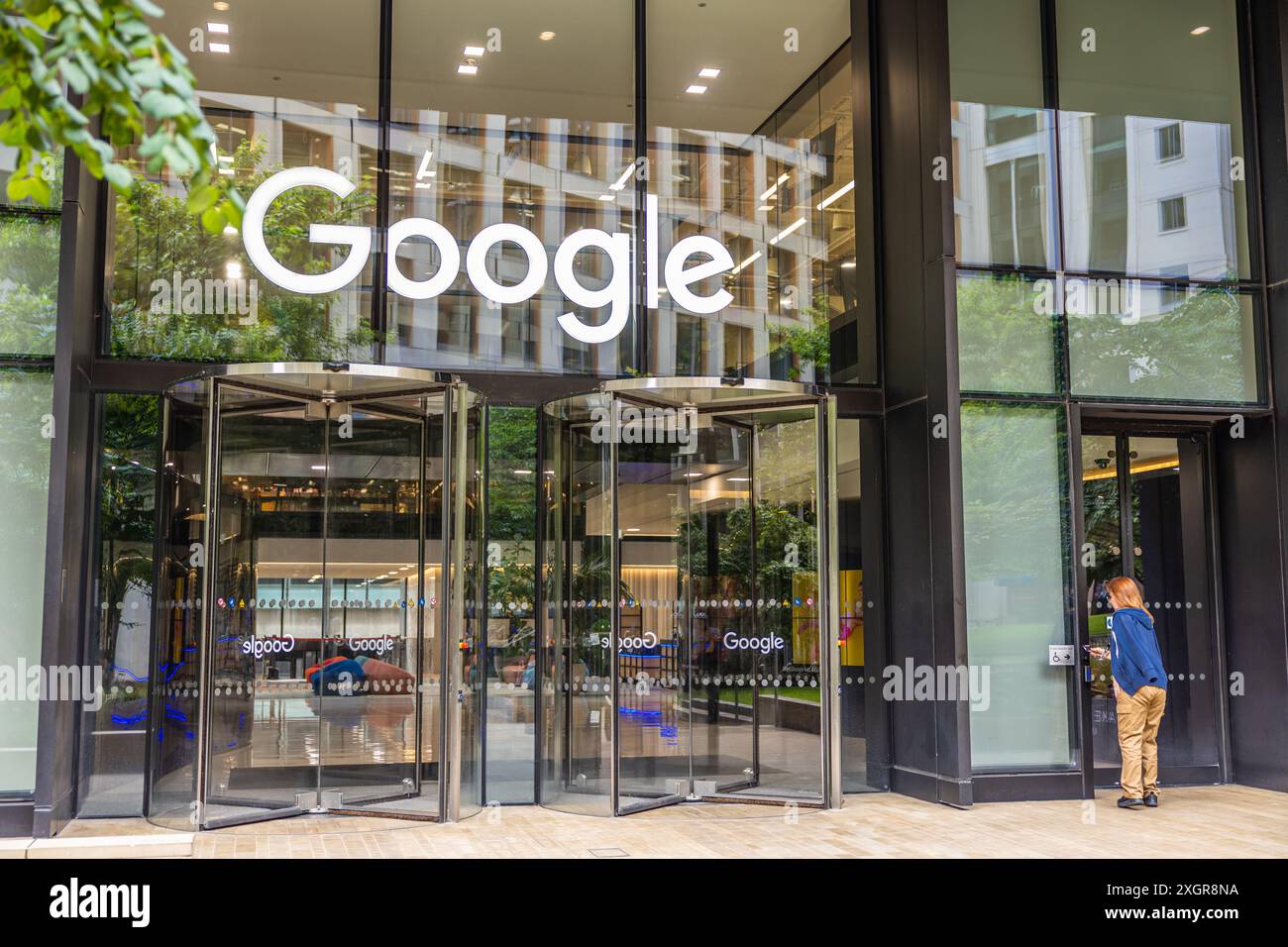 Ingresso dell'ufficio Google a King's Cross London con marchio aziendale, facciata in vetro e porte girevoli presso il principale hub tecnologico del Regno Unito. Londra Inghilterra Regno Unito Foto Stock