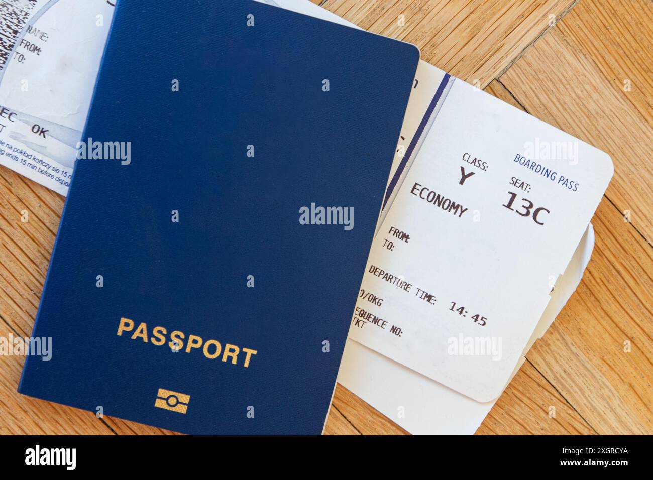 Passaporto blu e biglietto aereo Foto Stock