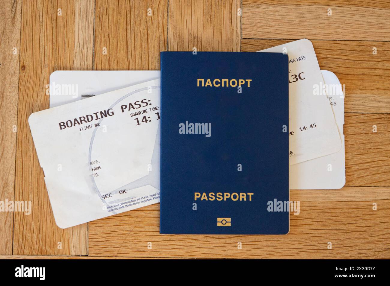 Passaporto blu e biglietto aereo Foto Stock