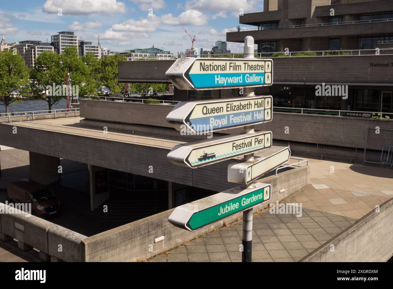 Colorata segnaletica direzionale fuori dal National Theatre, Southbank Centre, Belvedere Road, Londra, SE1, REGNO UNITO Foto Stock