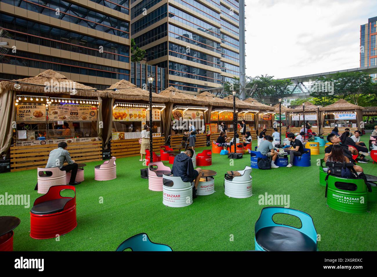 Una decente scena di pubblico di cibo di strada delle bancarelle e dell'area salotto durante le ore non di punta. Singapore Foto Stock
