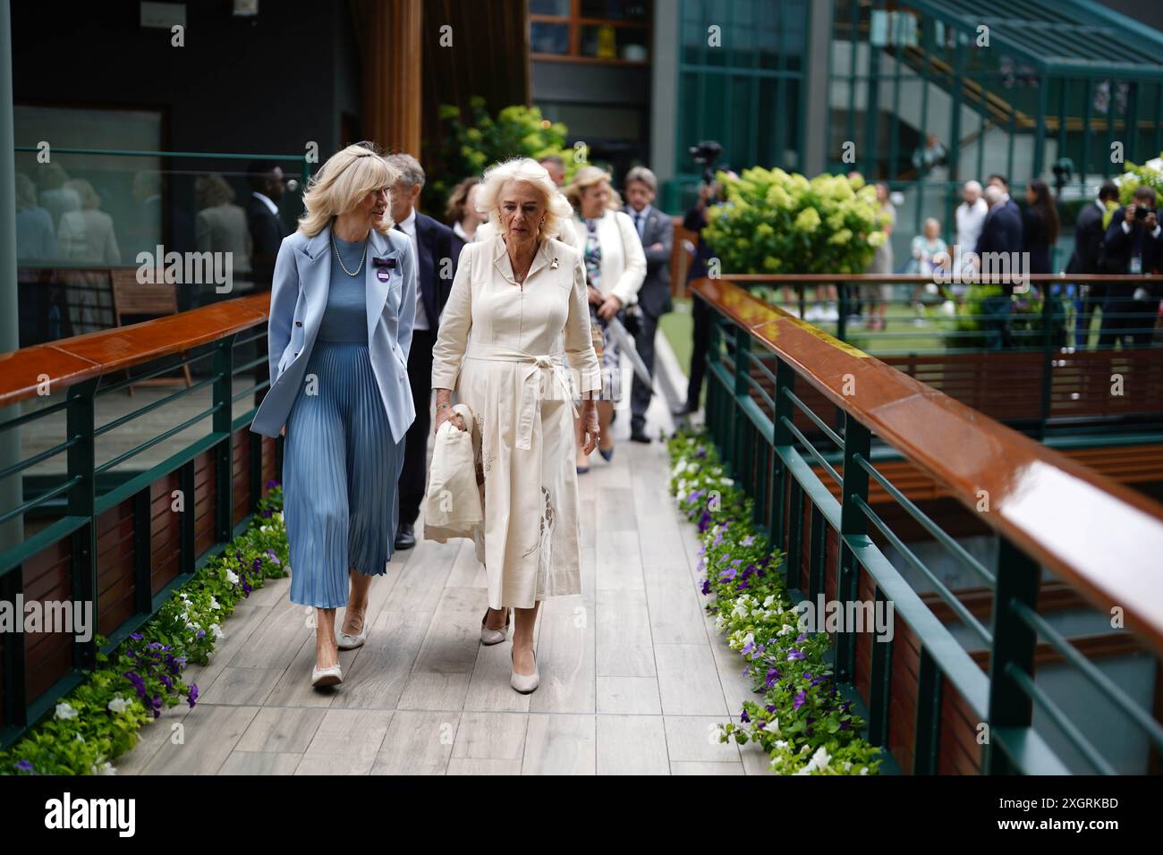 Queen Camilla (a destra) con Debbie Jevans, presidente dell'All England Lawn Tennis Club, durante una visita all'All England Lawn Tennis and Croquet Club di Wimbledon, nel sud-ovest di Londra, il decimo giorno dei Campionati di Wimbledon del 2024. Data foto: Mercoledì 10 luglio 2024. Foto Stock