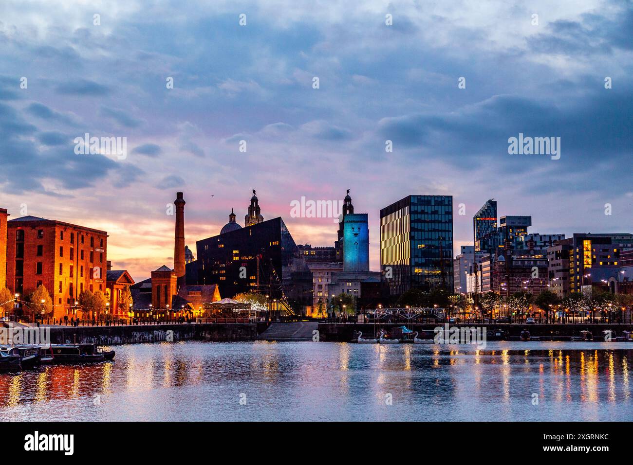 Skyline della città di Liverpool dal Royal Albert Dock di notte Foto Stock
