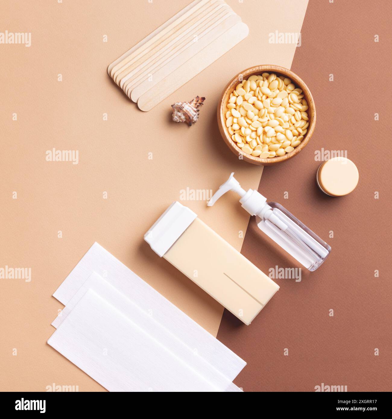 Cera depilatoria naturale di vari tipi e strumenti assortiti per la cura del corpo e della pelle in una composizione quadrata estetica. Prodotti di bellezza e spa. Foto Stock