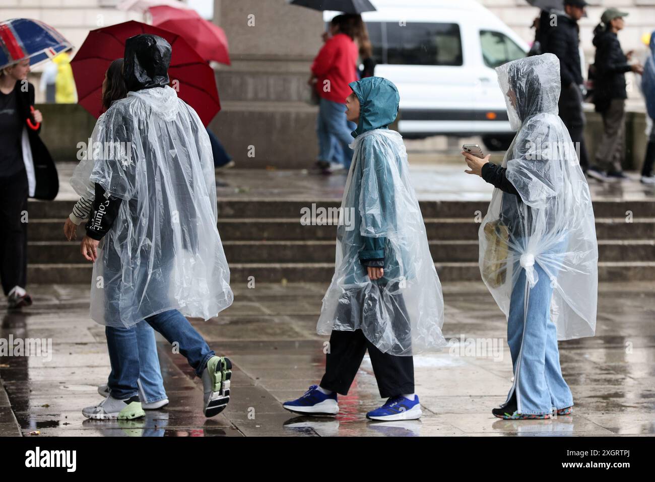 Londra, Regno Unito. 9 luglio 2023. Turisti che indossano poncho antipioggia nel centro di Londra in una giornata di pioggia nella capitale. Gli ultimi dati del MET Office indicano che Londra ha registrato il 86 per cento delle piogge medie di luglio nei primi otto giorni del mese, in quanto un avvertimento meteorologico giallo è stato esteso a molte parti del Regno Unito. (Foto di Steve Taylor/SOPA Images/Sipa USA) credito: SIPA USA/Alamy Live News Foto Stock