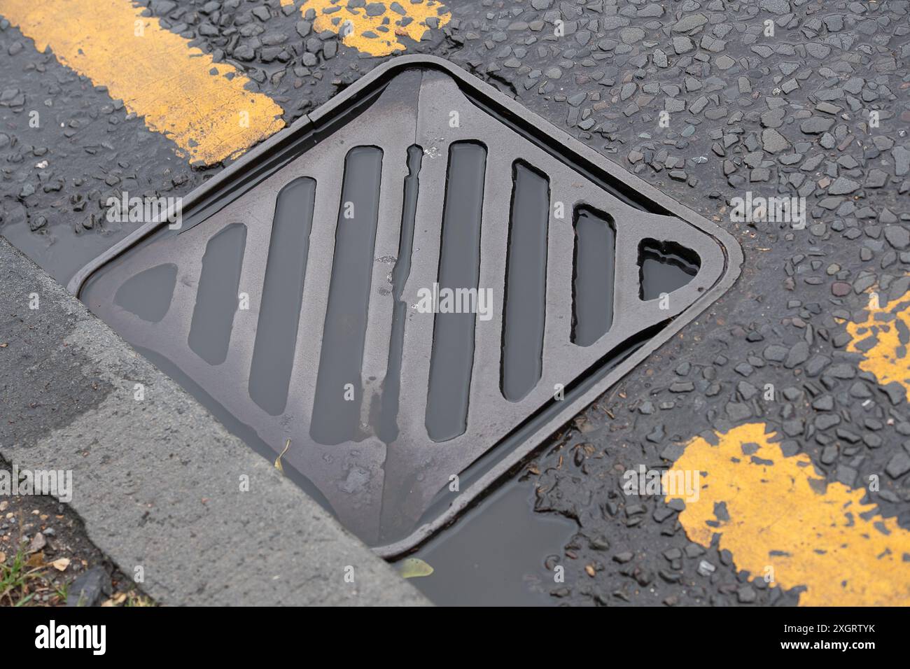 Chesham, Buckinghamshire, Regno Unito. 10 luglio 2024. Drenaggi bloccati a Chesham, Buckinghamshire, mentre le strade continuano a inondare dopo le forti piogge e il fiume Chess traboccante. Crediti: Maureen McLean/Alamy Foto Stock