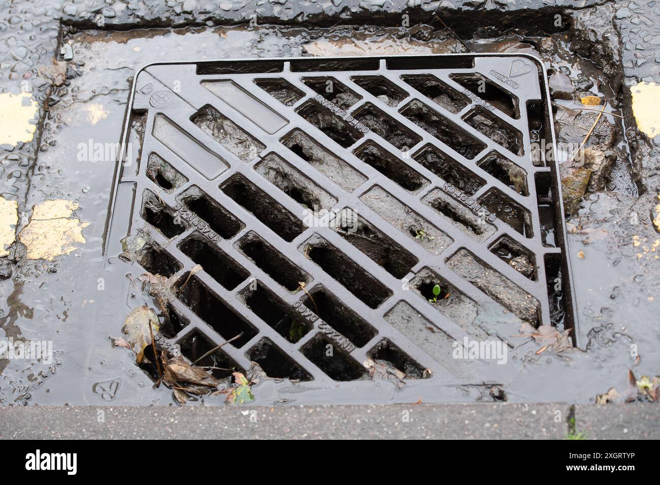 Chesham, Buckinghamshire, Regno Unito. 10 luglio 2024. Drenaggi bloccati a Chesham, Buckinghamshire, mentre le strade continuano a inondare dopo le forti piogge e il fiume Chess traboccante. Crediti: Maureen McLean/Alamy Foto Stock